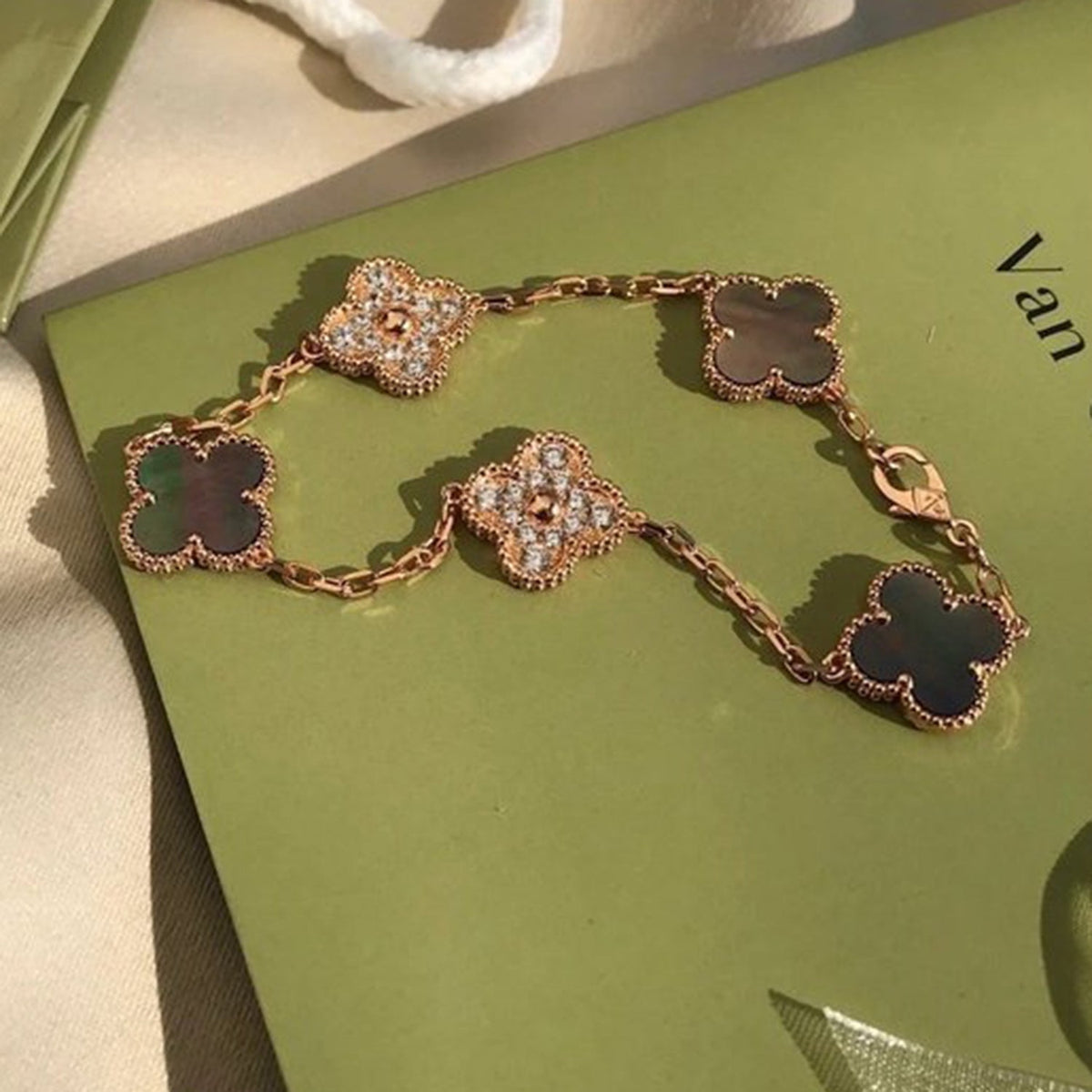 [Super CiCi ] CLOVER 5 MOTIF ARMBAND KOLLEKTION GRAUES PERLMUTT