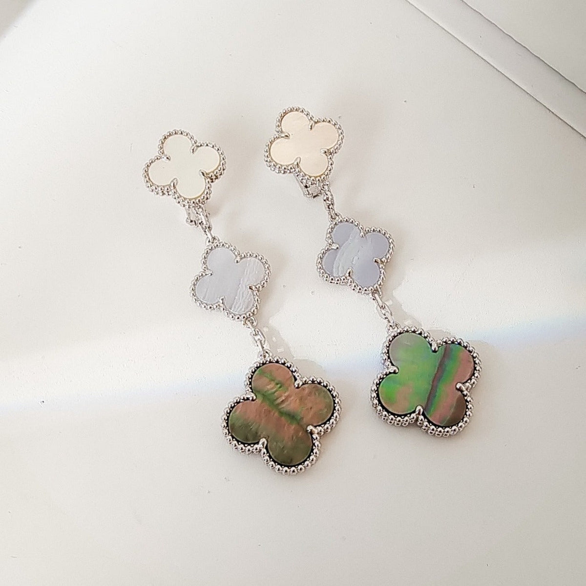 [Super CiCi ]CLOVER OHRRINGE MIT 3 MOTIVEN AUS CHALCEDON, DUNKLER PERLMUTT-OPTIK UND SILBER