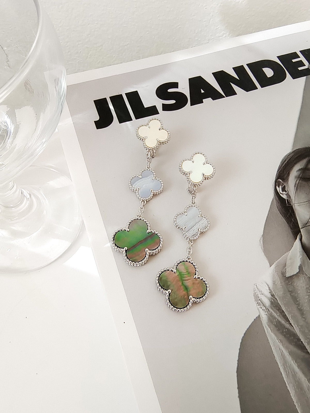 [Super CiCi ]CLOVER OHRRINGE MIT 3 MOTIVEN AUS CHALCEDON, DUNKLER PERLMUTT-OPTIK UND SILBER