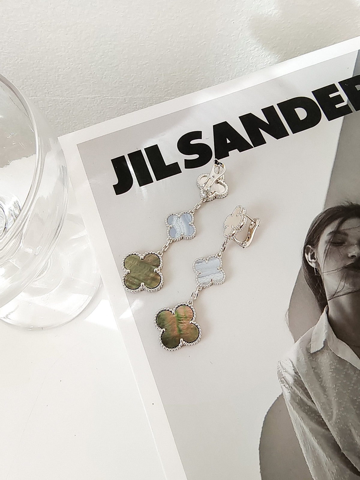 [Super CiCi ]CLOVER OHRRINGE MIT 3 MOTIVEN AUS CHALCEDON, DUNKLER PERLMUTT-OPTIK UND SILBER