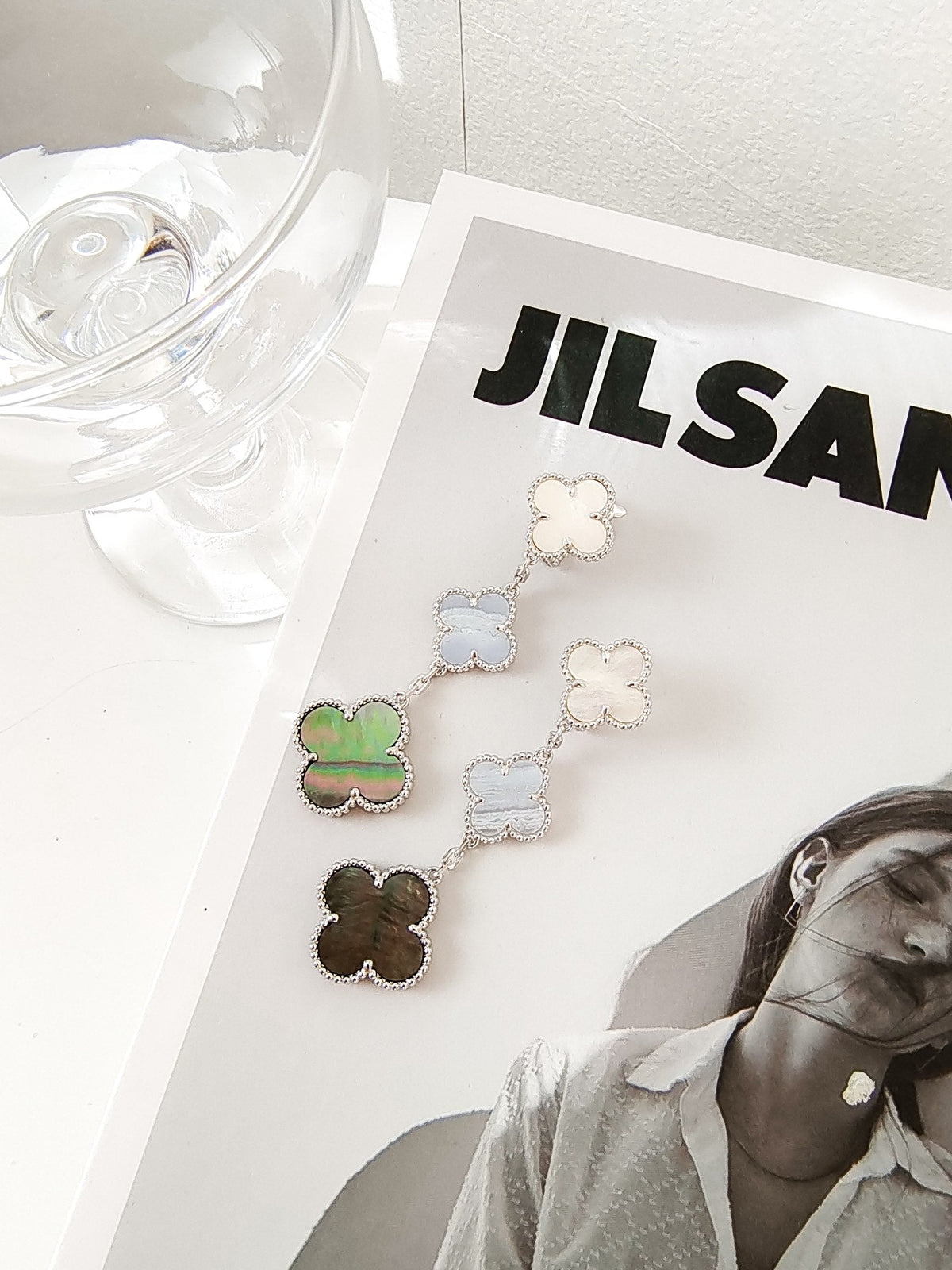 [Super CiCi ]CLOVER OHRRINGE MIT 3 MOTIVEN AUS CHALCEDON, DUNKLER PERLMUTT-OPTIK UND SILBER