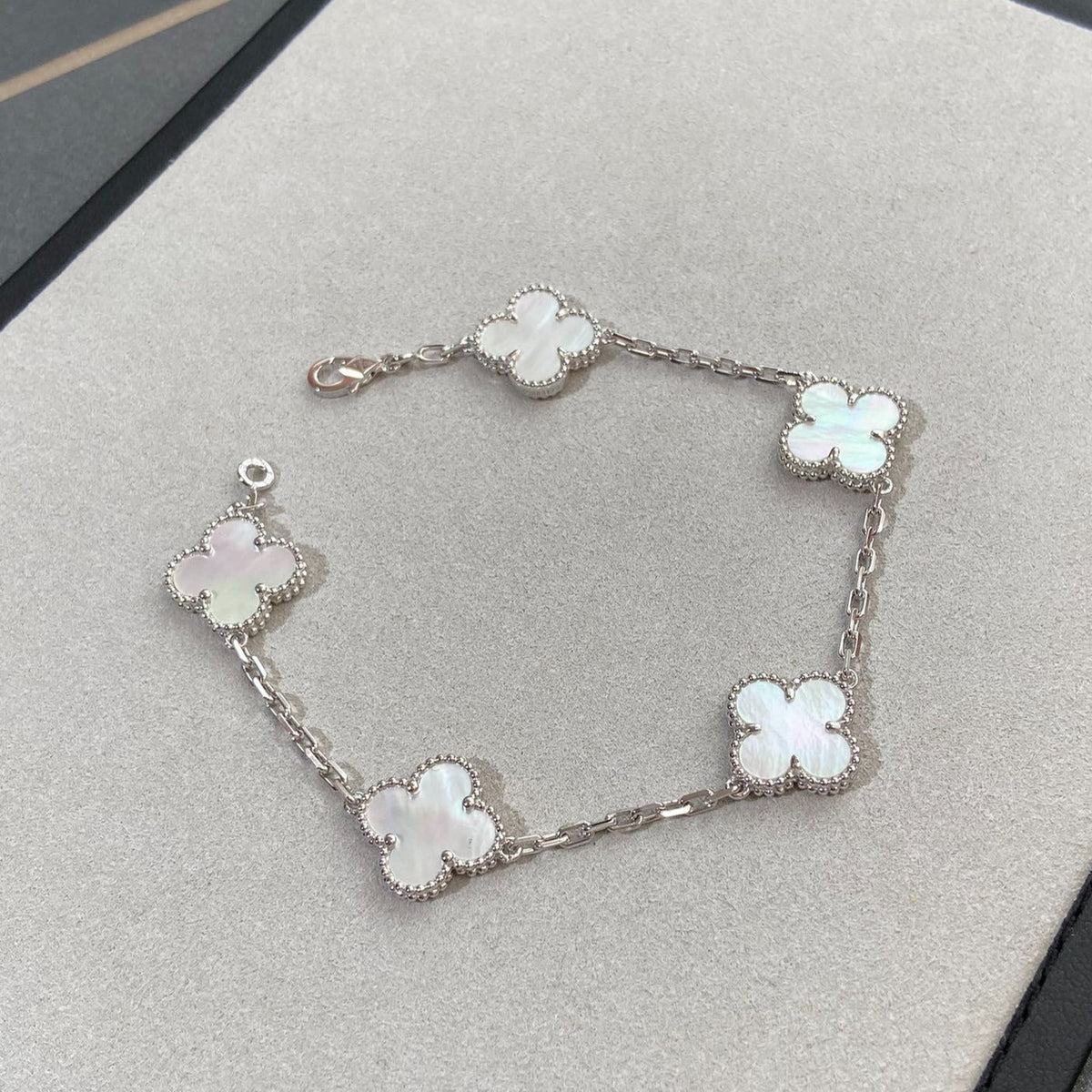 [Super CiCi ]CLOVER WEISSE PERLMUTT 5 MOTIV ARMBAND KOLLEKTION