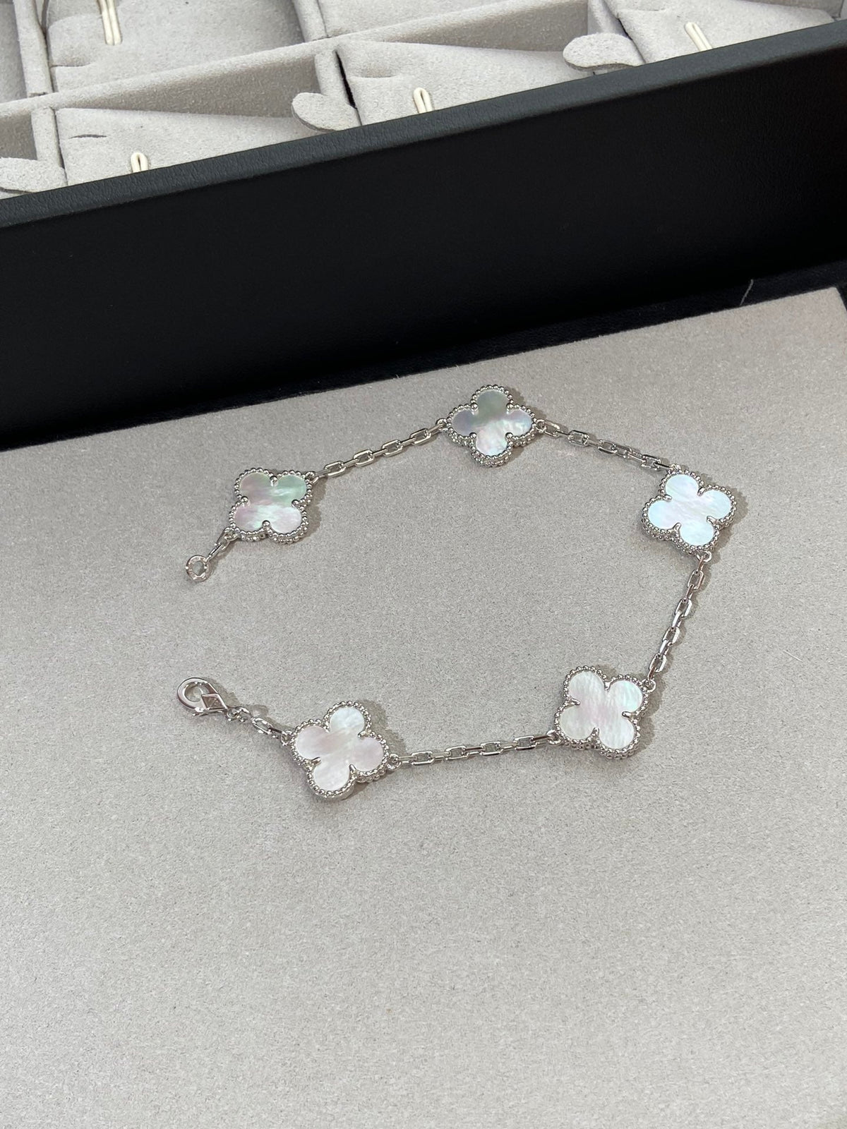 [Super CiCi ]CLOVER WEISSE PERLMUTT 5 MOTIV ARMBAND KOLLEKTION