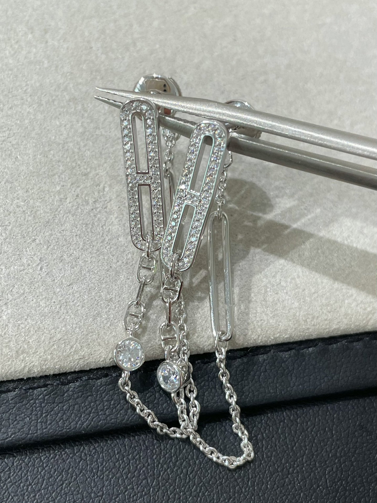 [Super CiCi ]CHAINE CHAOS DIAMANT-OHRRINGE MIT HÄNGENDEN STEINEN