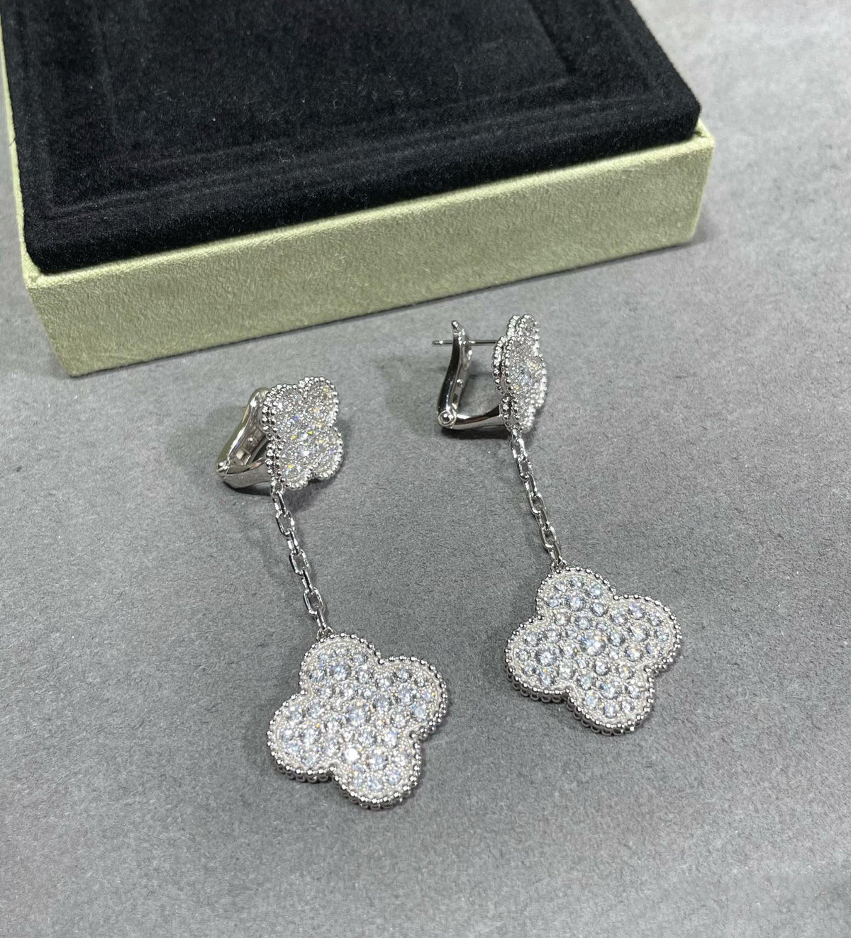 [Super CiCi ]CLOVER 2 MOTIVE DIAMANTBESETZTE SILBEROHRRINGE