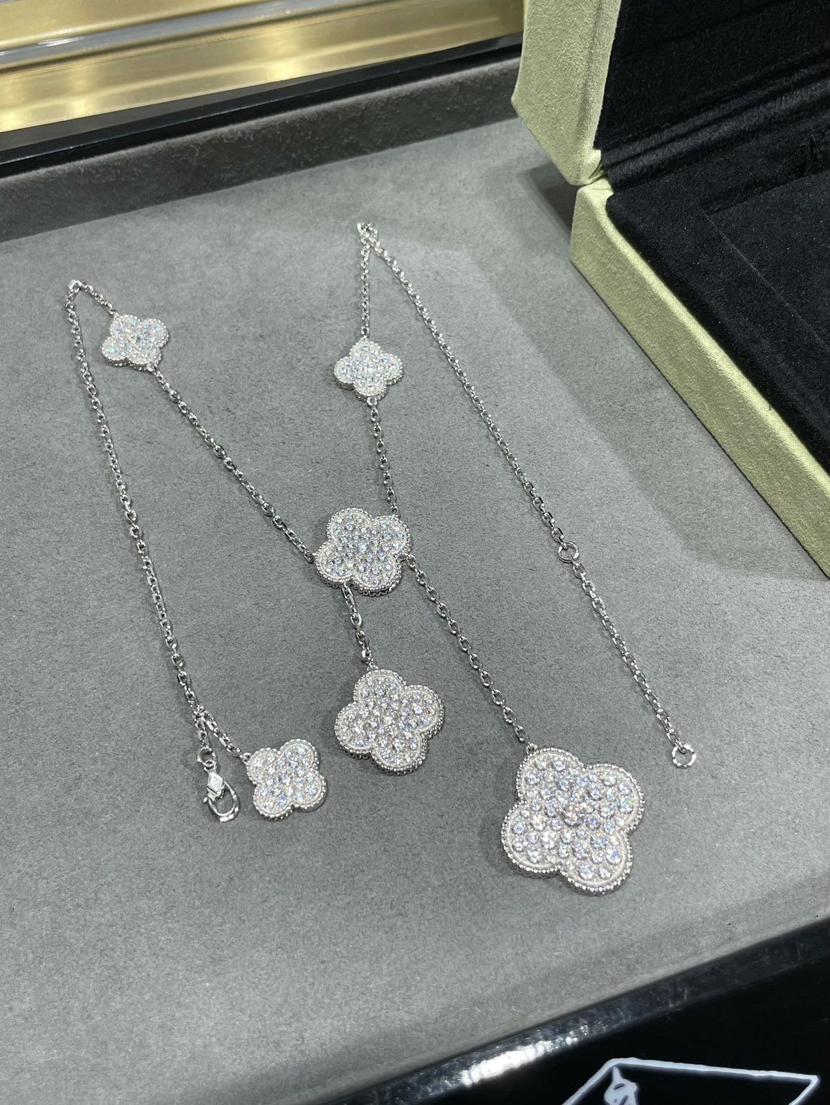 [Super CiCi] CLOVER 6-MOTIV-HALSKETTE MIT DIAMANT-PAVÉ