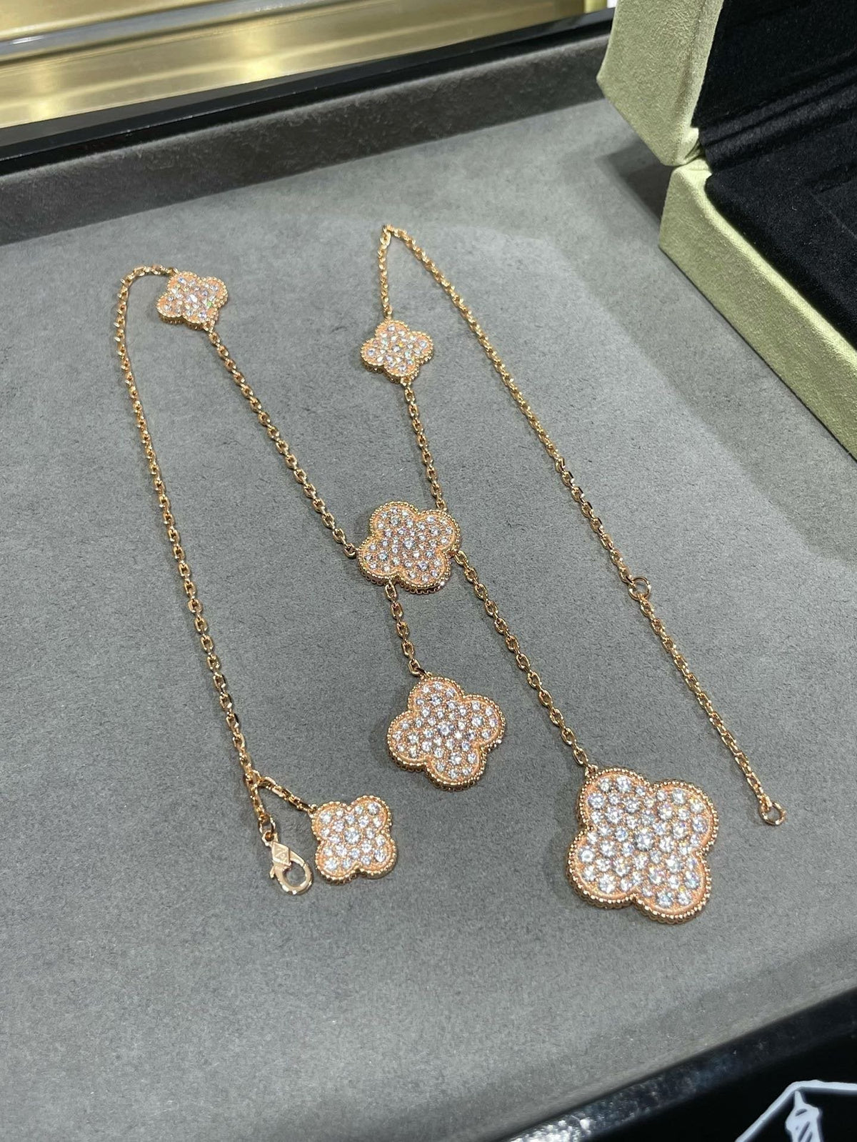 [Super CiCi] CLOVER 6-MOTIV-HALSKETTE MIT DIAMANT-PAVÉ