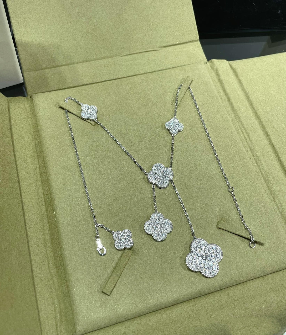 [Super CiCi] CLOVER 6-MOTIV-HALSKETTE MIT DIAMANT-PAVÉ