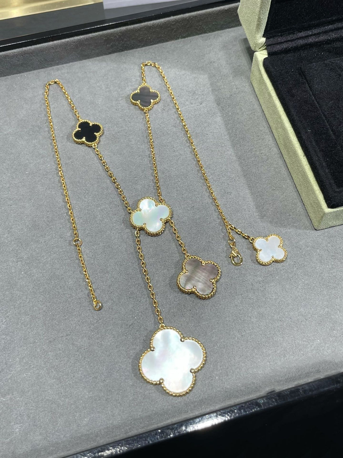[Super CiCi] CLOVER 6-MOTIV PERLMUTT ONYX GOLDHALSKETTE