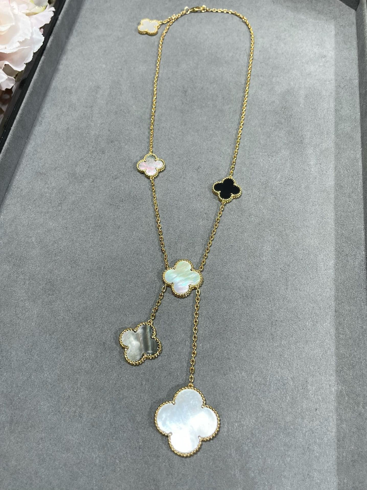 [Super CiCi] CLOVER 6-MOTIV PERLMUTT ONYX GOLDHALSKETTE