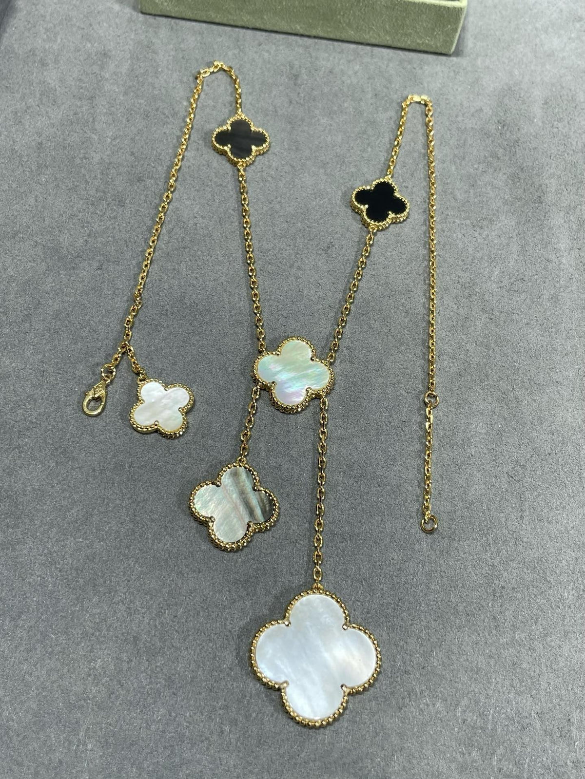 [Super CiCi] CLOVER 6-MOTIV PERLMUTT ONYX GOLDHALSKETTE