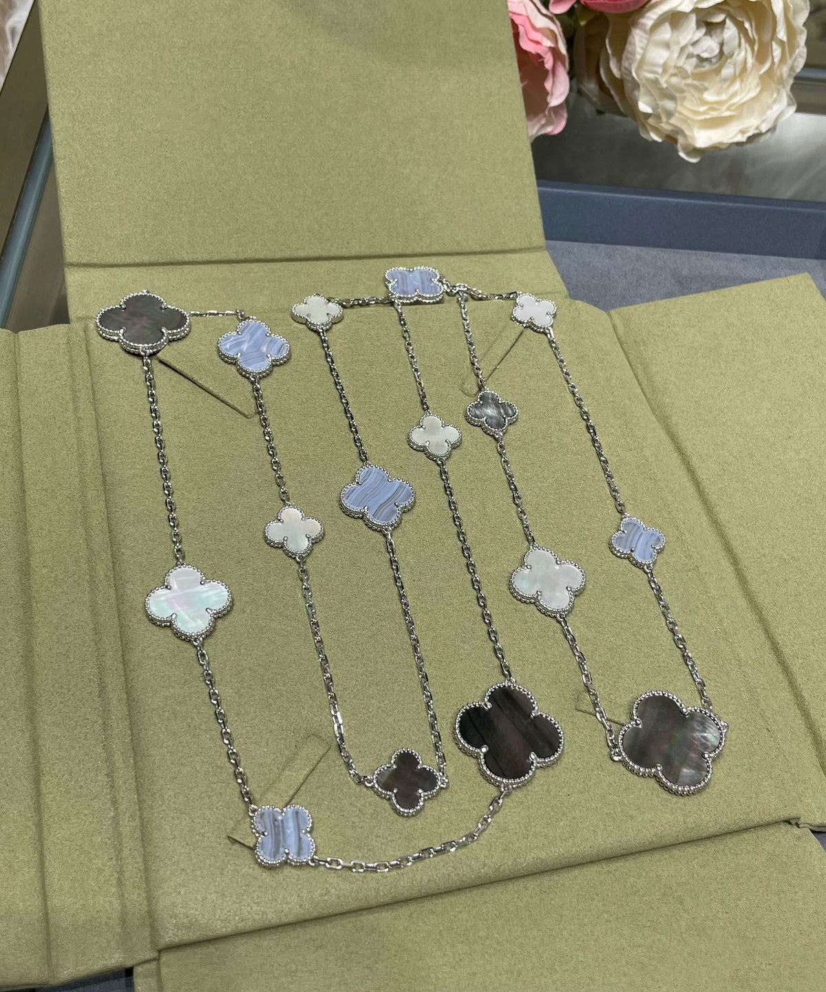 [Super CiCi ]CLOVER 16 MOTIF CHALCEDONY MOP SILBERKETTE