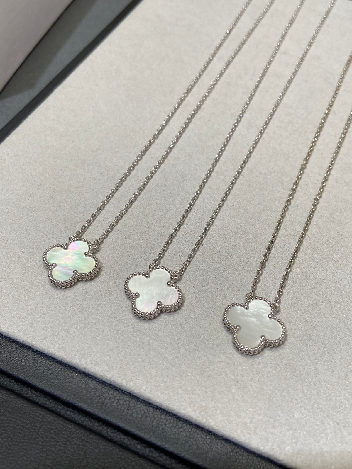 [Super CiCi ]CLOVER MITTLERE HALSKETTE SILBER WEISSES PERLMUTT