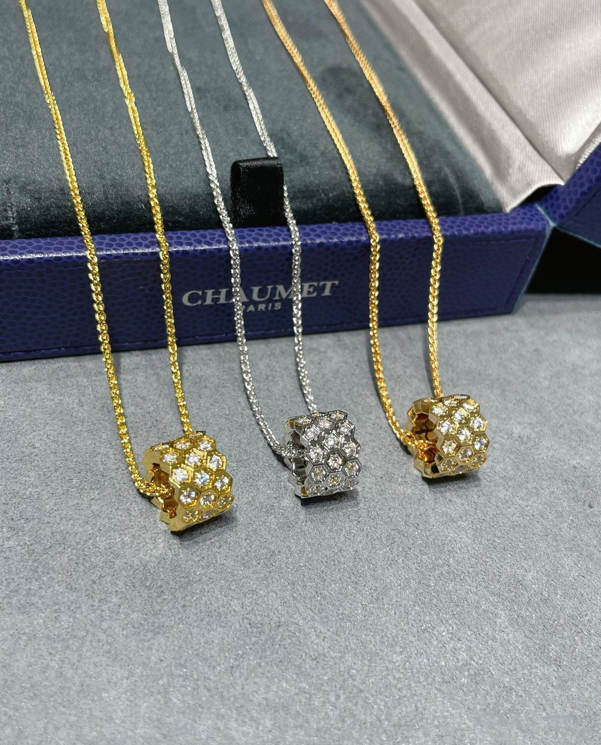 [Super CiCi ]BEE LOVE DIAMANT-PAVÉ-HALSKETTE MIT 3 REIHEN