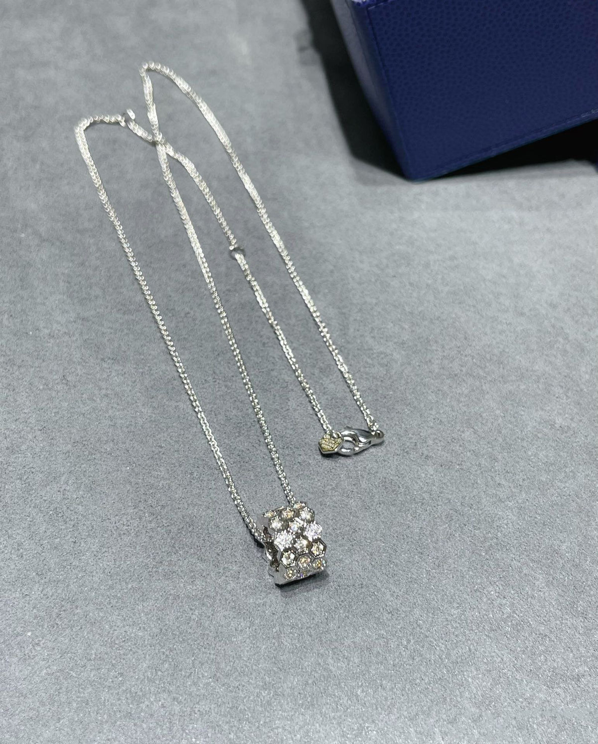 [Super CiCi ]BEE LOVE DIAMANT-PAVÉ-HALSKETTE MIT 3 REIHEN