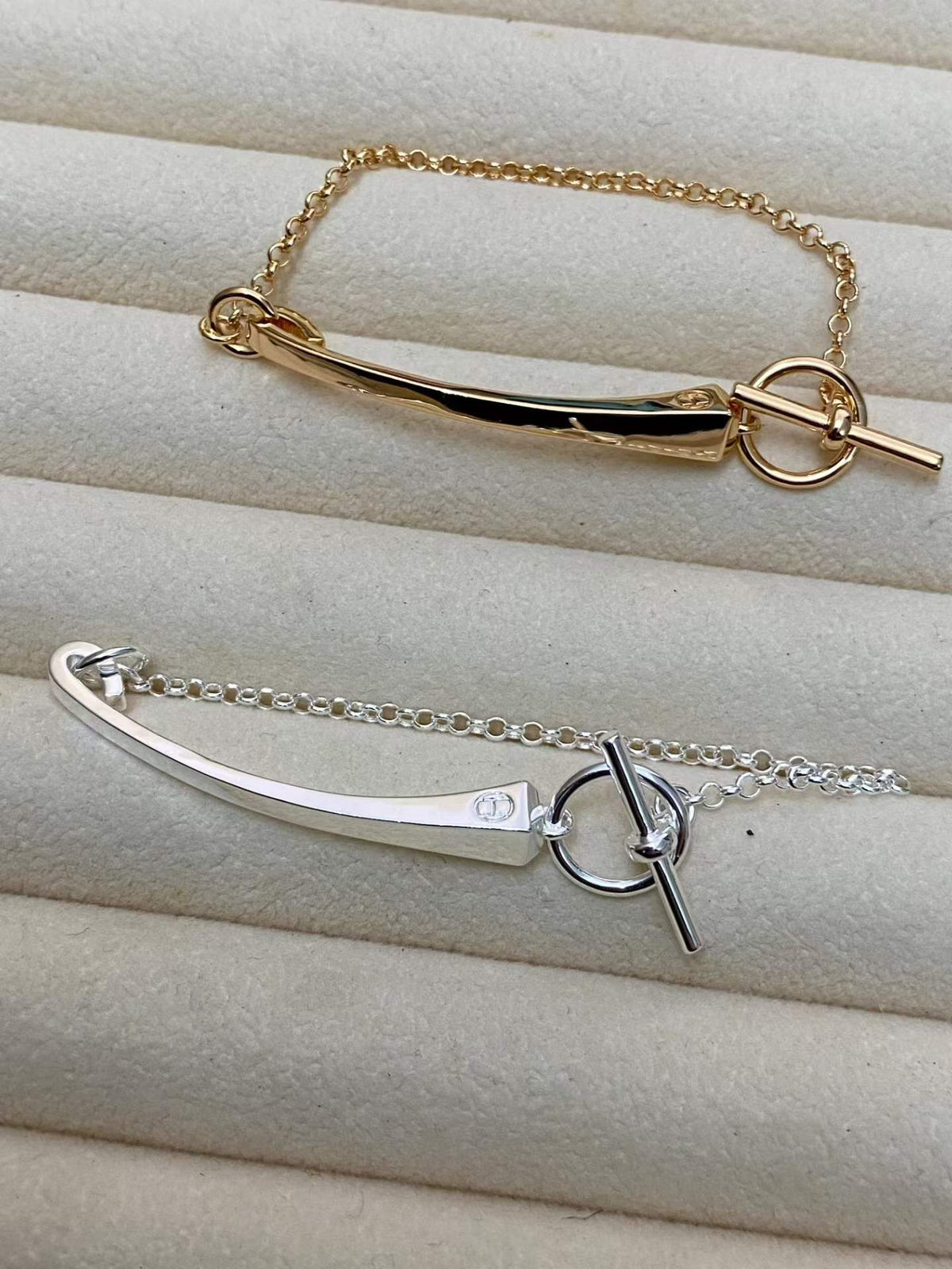 [Super CiCi]CLOU DE FORGE ARMBAND MIT QUADRATISCHEN NIETEN