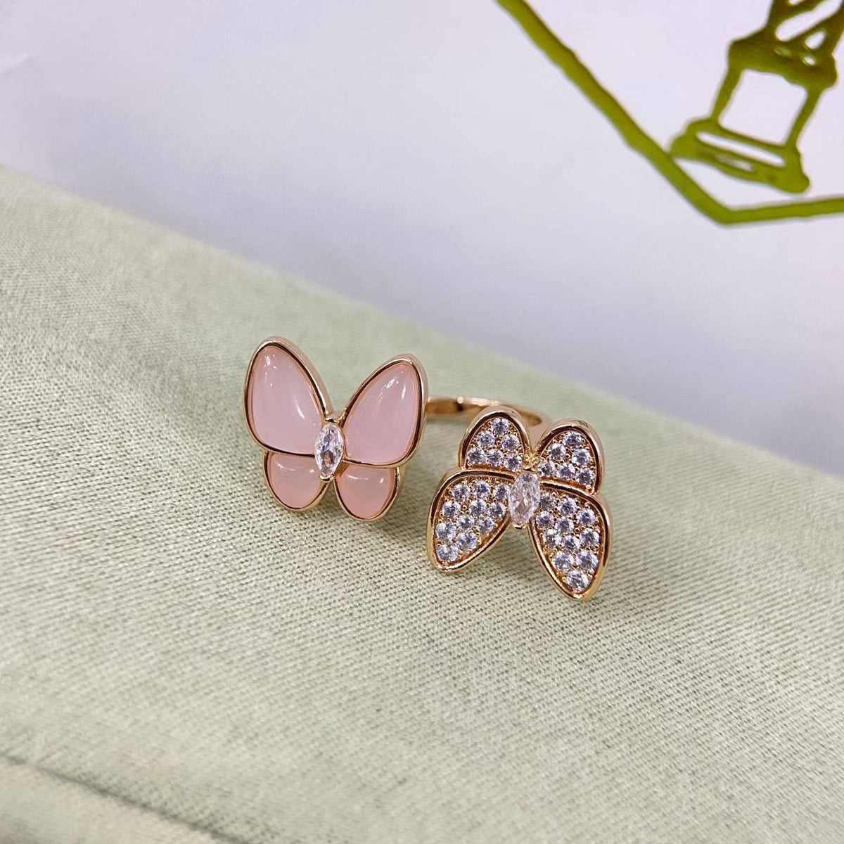 [Super CiCi]DOPPELTER SCHMETTERLINGS-RING MIT NEUEM DIAMANT & ROSA SCHMETTERLING
