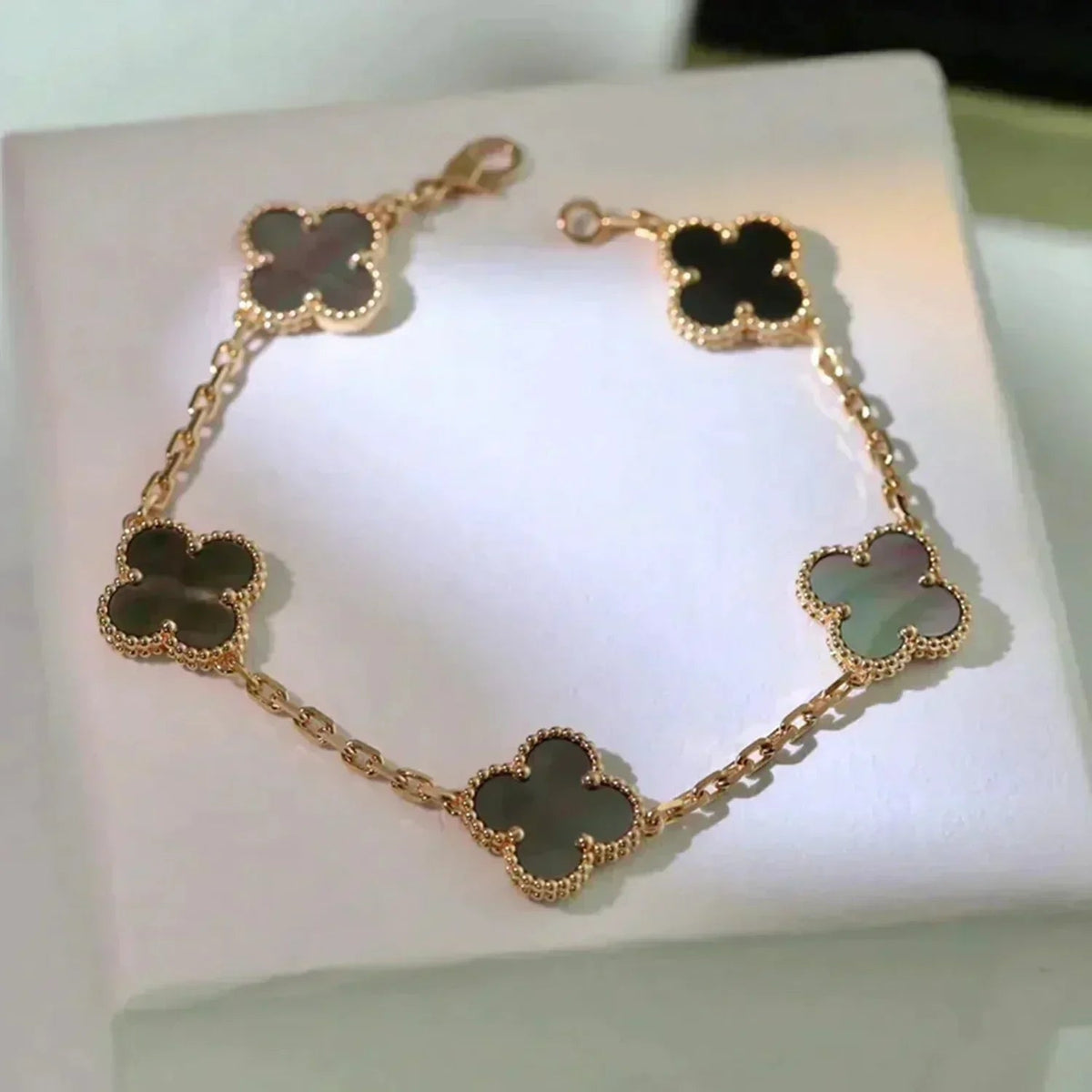 [Super CiCi ] CLOVER 5 MOTIF ARMBAND KOLLEKTION GRAUES PERLMUTT