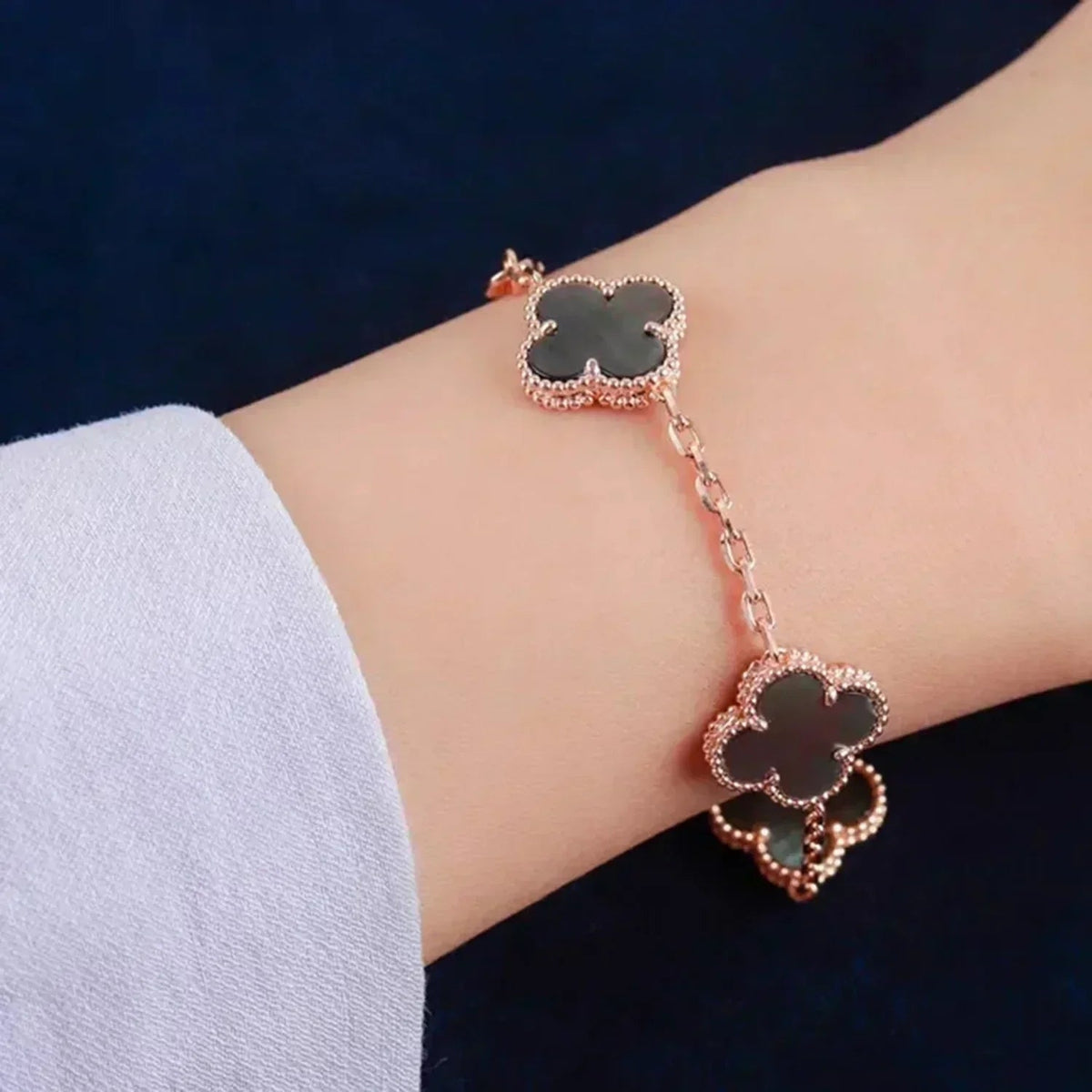 [Super CiCi ] CLOVER 5 MOTIF ARMBAND KOLLEKTION GRAUES PERLMUTT