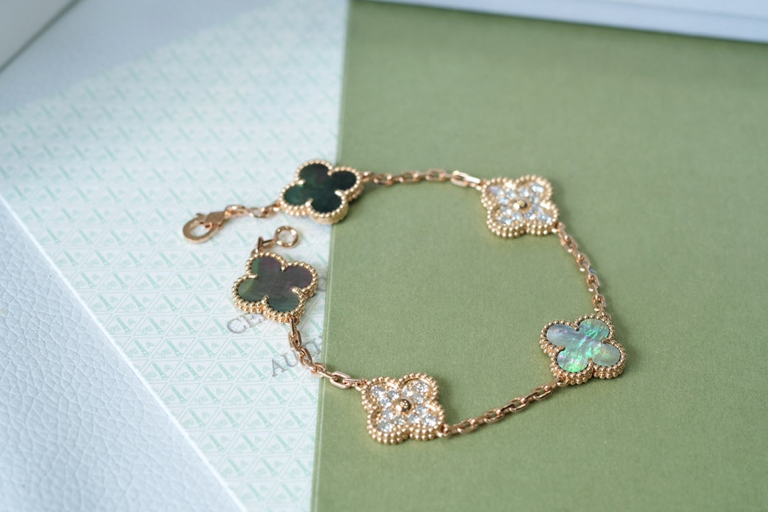 [Super CiCi ] CLOVER 5 MOTIF ARMBAND KOLLEKTION GRAUES PERLMUTT