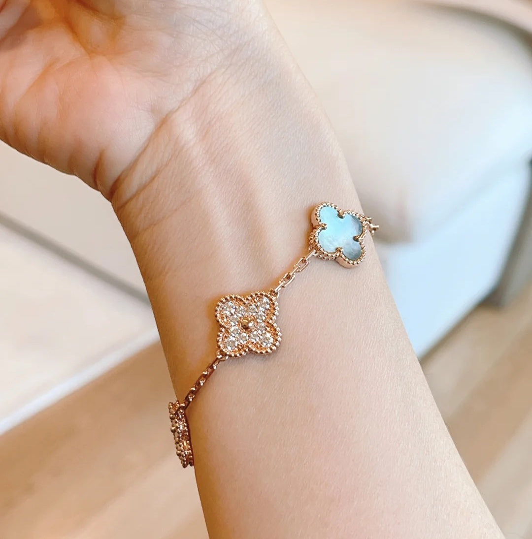 [Super CiCi ] CLOVER 5 MOTIF ARMBAND KOLLEKTION GRAUES PERLMUTT