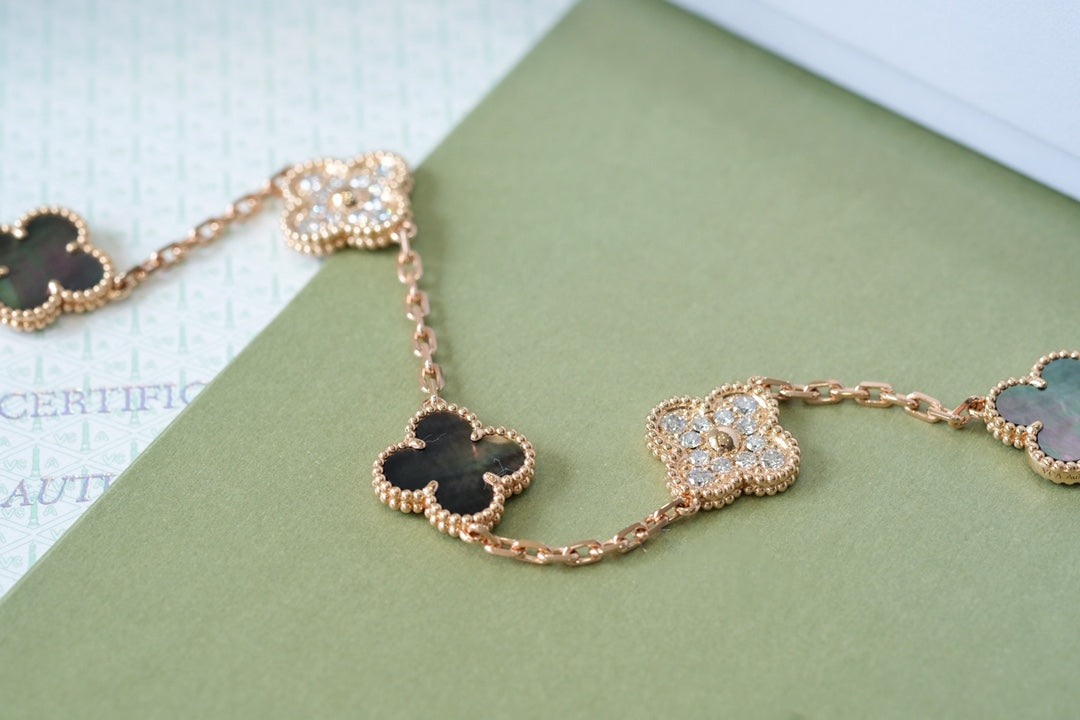 [Super CiCi ] CLOVER 5 MOTIF ARMBAND KOLLEKTION GRAUES PERLMUTT