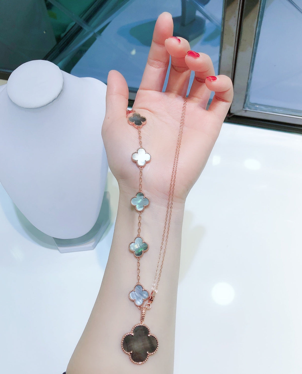 [Super CiCi ]KOMBINIERTES ARMBAND 5 MOTIVE UND HALSKETTE DUNKLES PERLMUTT ROSÉGOLD